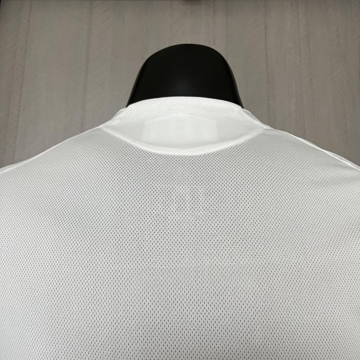 Camisa Real Madrid Titular 2025/26 - Versão Jogador Branco e Dourado