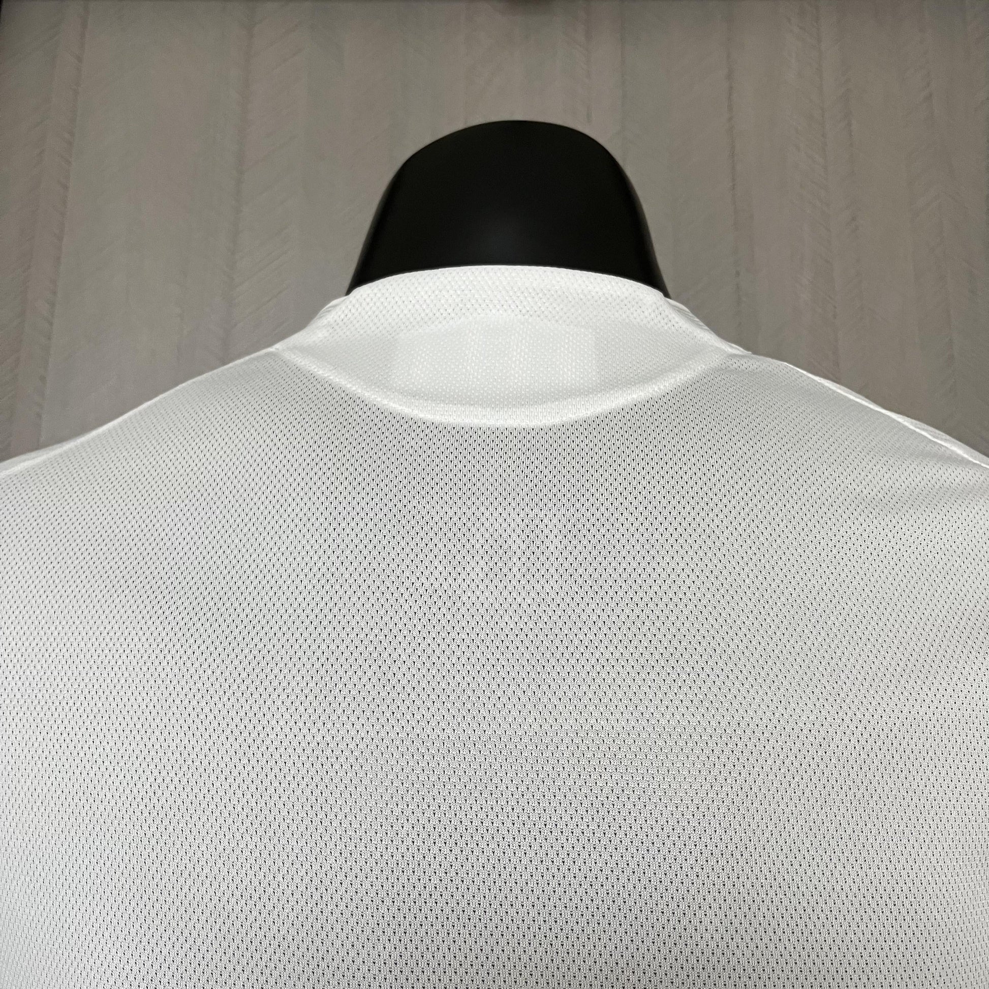 Camisa Real Madrid Titular 2025/26 - Versão Jogador Branco e Dourado