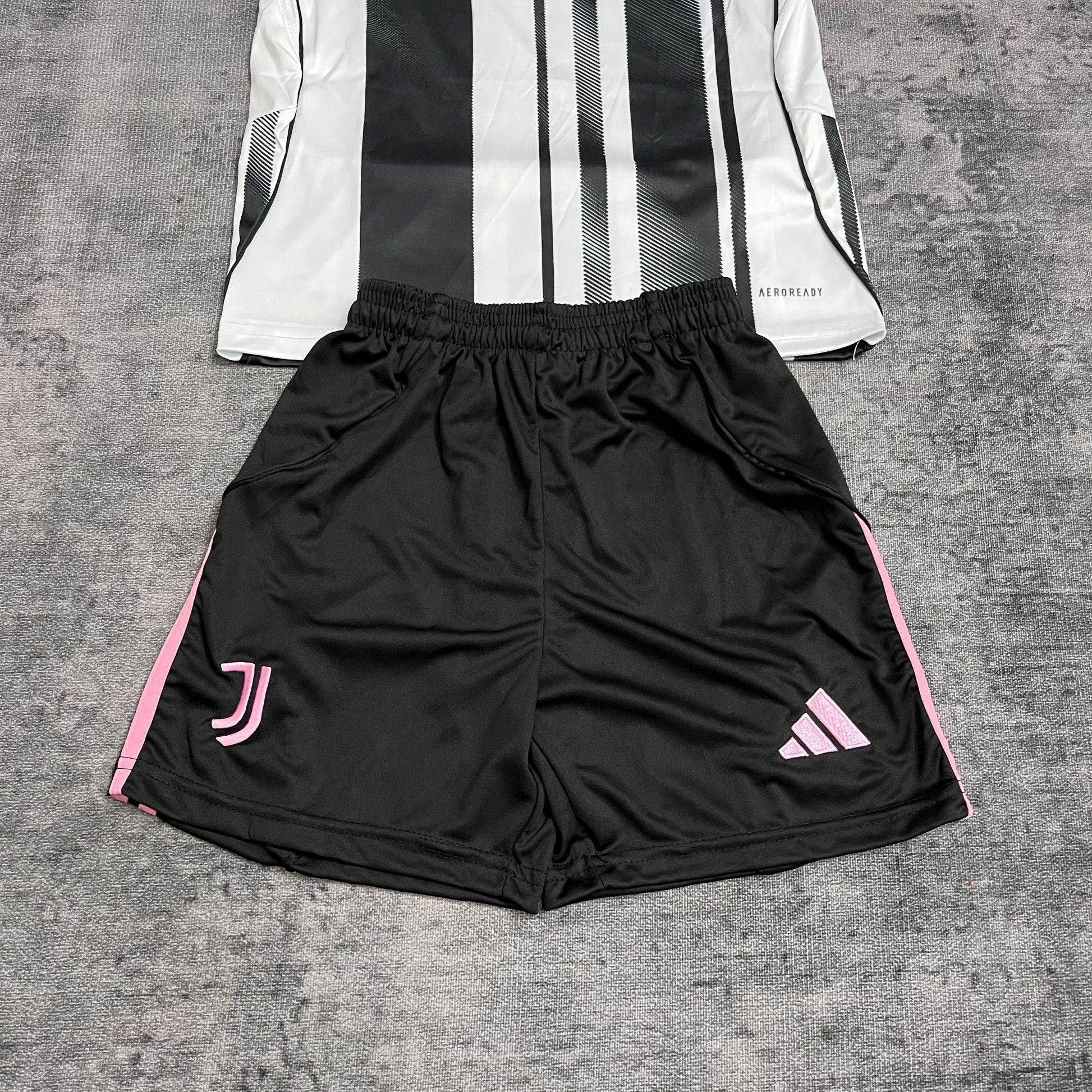 Conjunto Infantil Juventus Titular 25/26 - Preto e Rosa