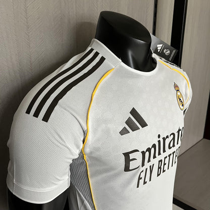 Camisa Real Madrid Titular 2025/26 - Versão Jogador Branco e Dourado